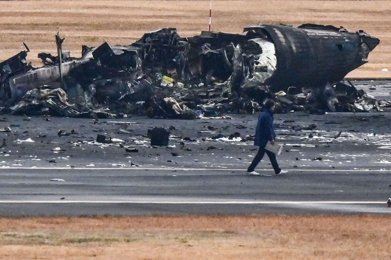 日本航空公司（Japan Airlines）一架空中巴士（Airbus）A350飞机2日傍晚5时47分降落羽田机场，旋即撞上日本海保厅的德哈维兰Dash 8（De HavillandDash 8）涡轮螺旋桨飞机，日航机上379人全数逃出，海保机上6名机组员有5人罹难。 法新社(photo:UDN)