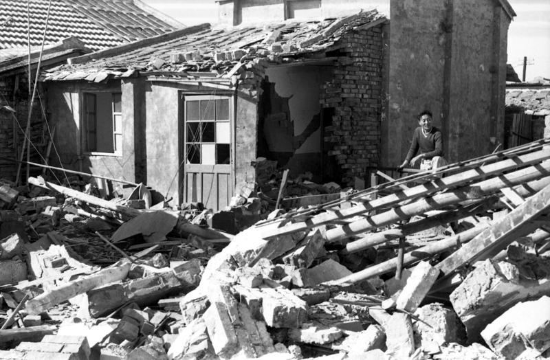1960年1月6日，永和爆竹工廠發生爆炸案，現場的房舍化為平地。記者陳明輝╱攝影