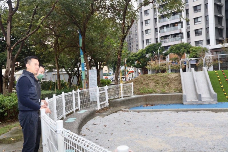 竹北市長鄭朝方表示各公園重啟後，全數完成CNS12642公共兒童遊戲場設備認證，以親子友善公園角度出發，期盼提供市民更舒適的活動空間。圖／市公所提供