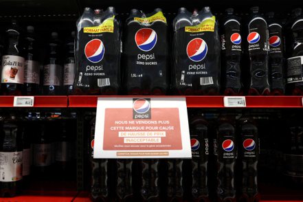 法國巴黎一處家樂福賣場裡，即將被撤走的百事可樂。家樂福已貼出公告，寫著：「我們不再銷售這個品牌，因為漲價令人無法接受。為造成不便致歉。」    路透