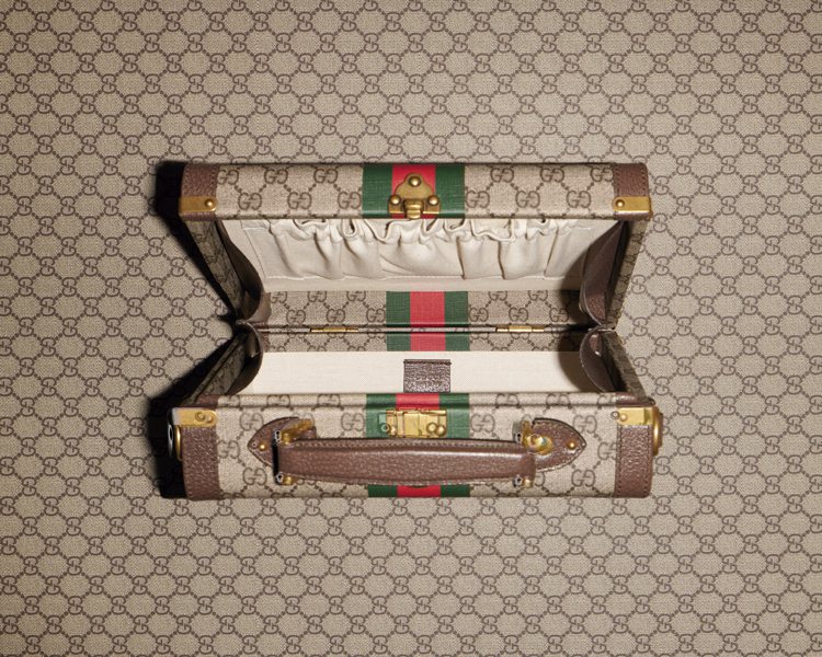Gucci Savoy系列結合雙G紋飾、綠紅綠或藍紅藍尼龍織帶、條紋等各種元素，風格多變。圖／GUCCI提供