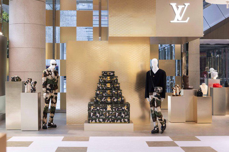 LV的遠百信義A13男裝快閃店，將品牌源自1888年的棋盤格，以金色裝飾於外觀與室內設計。圖／Louis Vuitton提供