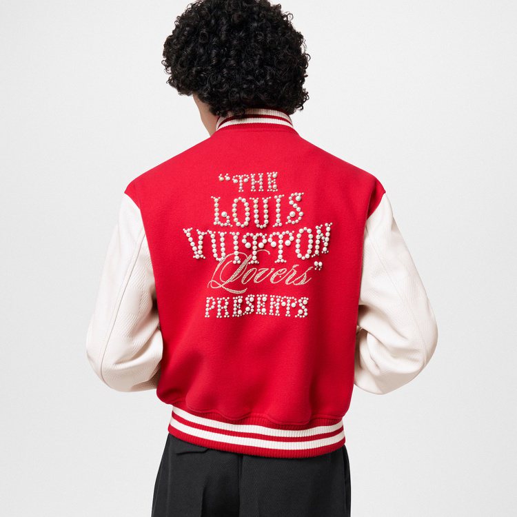 紅白珍珠刺繡棒球外套，23萬7000元。圖／Louis Vuitton提供