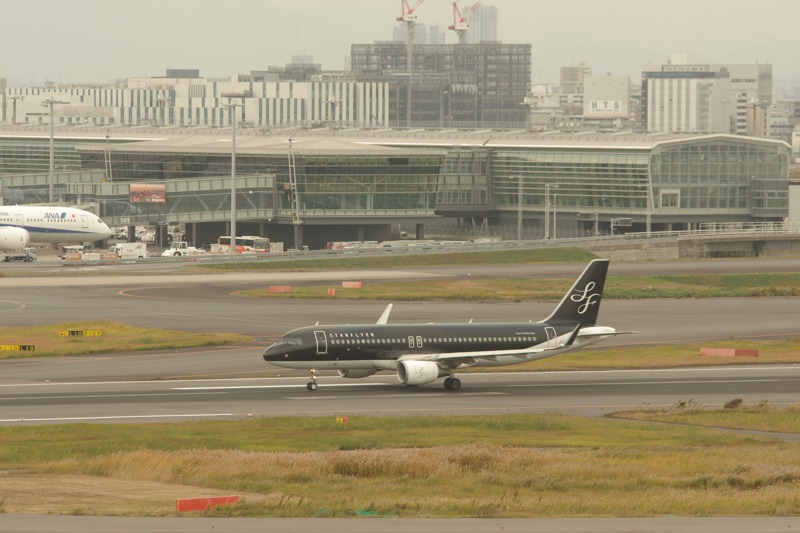 正由羽田機場A跑道（16R）起飛的星悅航空A320客機，背景是專營國際線的第三航廈，本圖攝於第一航廈觀景台。記者程嘉文／攝影