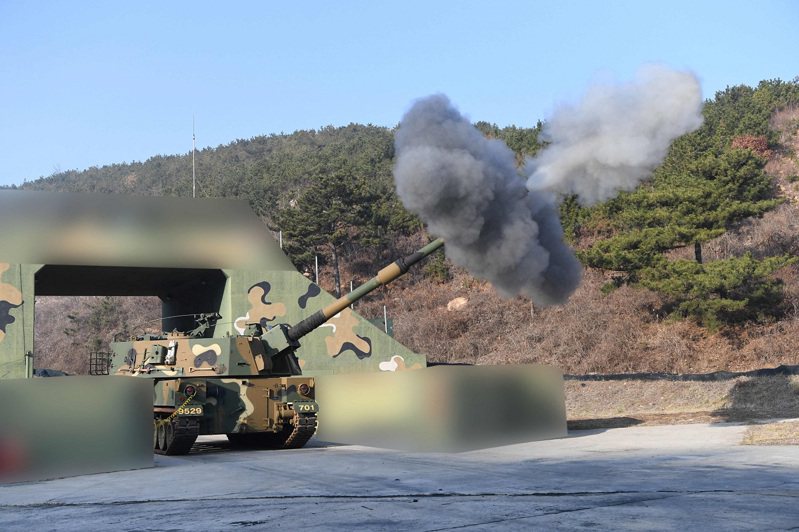 北韓5日上午在西海岸朝著南韓延坪島方向發射200多枚海岸砲，砲彈最後落入「北方界線」（NLL）以北的海上緩衝區，南韓則於下午出動K9自走砲（圖）與其他裝備，實施海上射擊訓練作為反制。法新社 / 南韓國防部