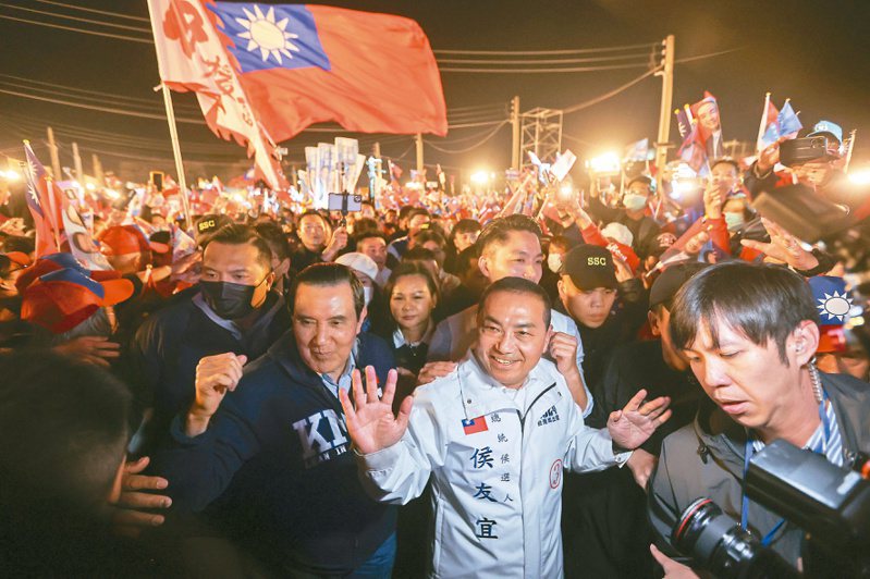 國民黨總統候選人侯友宜昨晚在台南大造勢，前總統馬英九（前左）也到場，侯友宜（前右）帶領群眾高呼「翻轉」， 讓台灣過好日子。記者余承翰／攝影