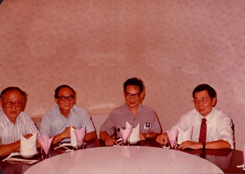 清華大學前教務長、物理系退休教授李怡嚴（右二）與諾貝爾物理學獎得主丁肇中（右一）...