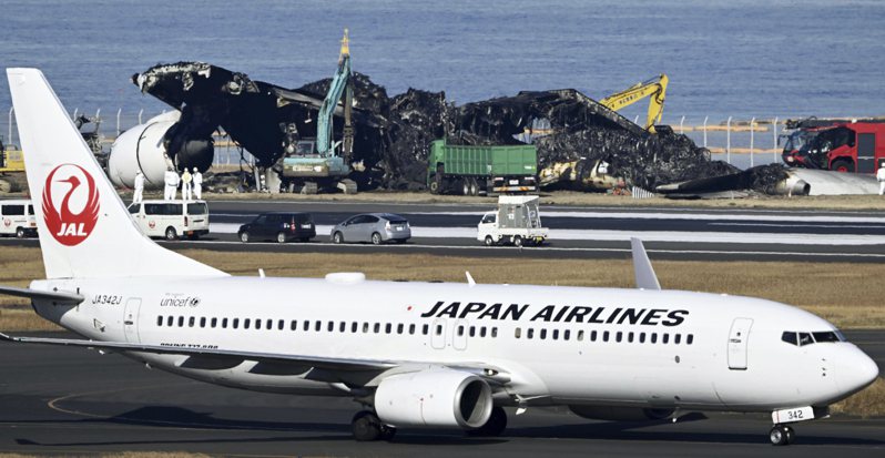 日本航空編號516班機2日降落羽田機場時與海上保安廳定翼機發生追撞起火意外。美聯社