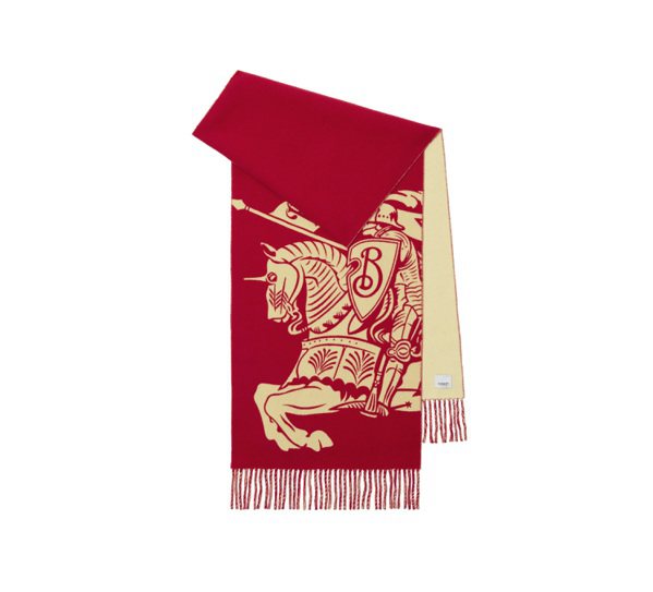 雙面兩用郵筒紅與雪酪色戰馬騎士喀什米爾圍巾，32500元。圖／Burberry提供