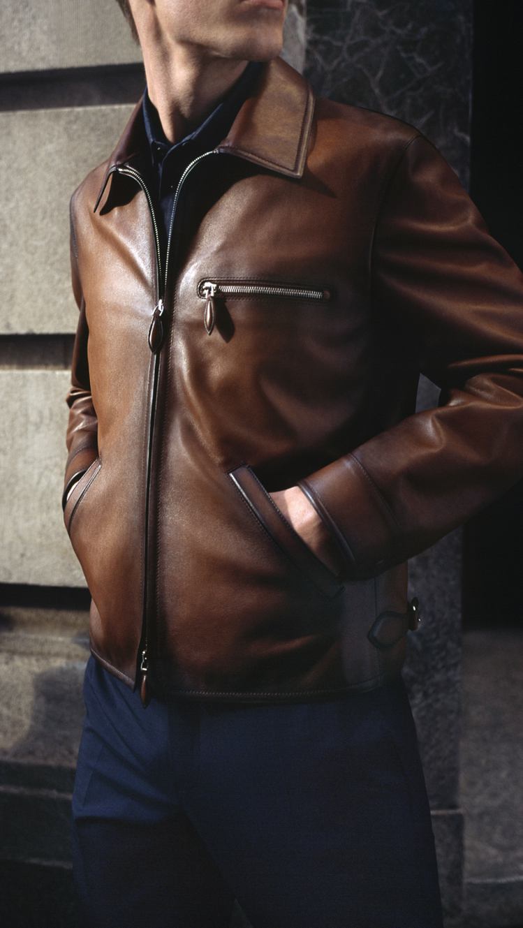 Berluti精湛Patina染製工藝的鐵鏽棕色皮外套，散發出低調的光澤。圖／Berluti提供