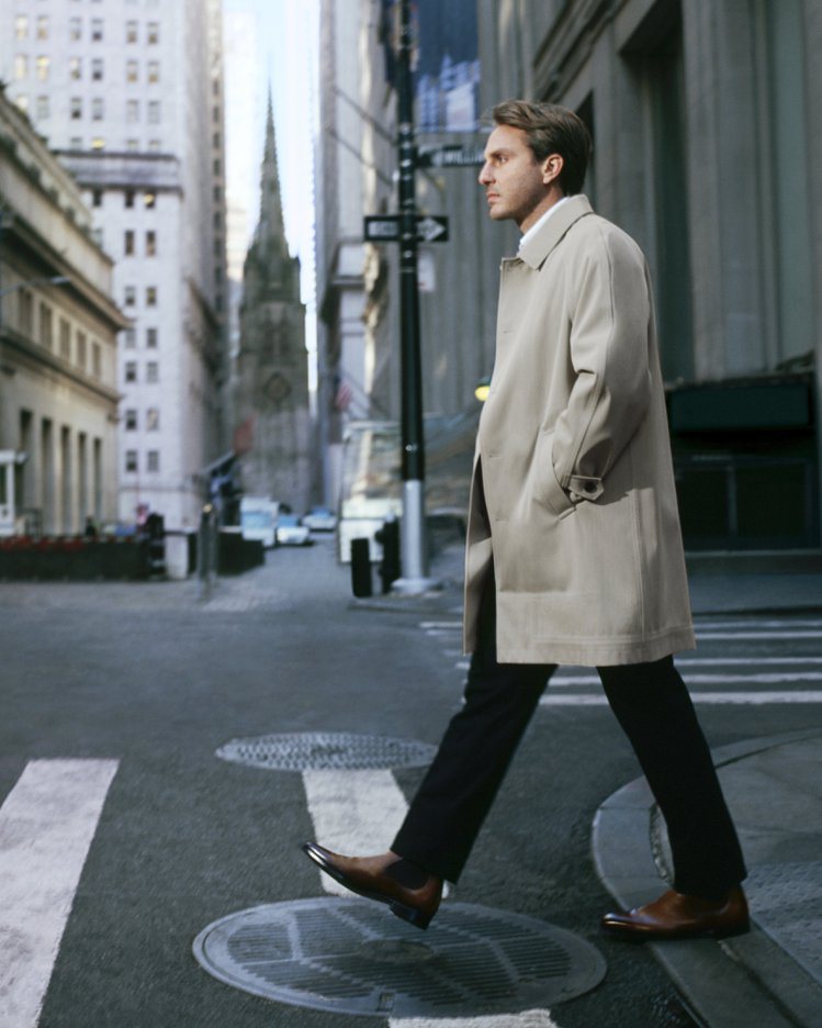 企業家Lounes Mazouz穿梭在紐約街頭，以Berluti春夏新裝展示優雅成功男士風範。圖／Berluti提供