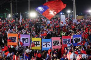 國民黨昨晚在台南花園夜市舉辦「團結之夜」造勢晚會，場面聲勢浩大，支持者一同排出「要和平不要戰爭」的字。記者余承翰／攝影