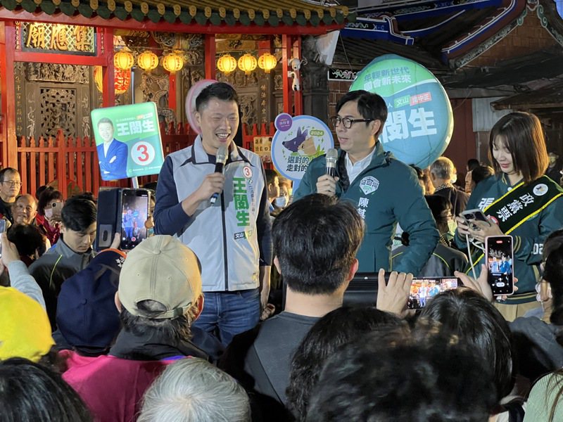 高雄市長陳其邁（右）今晚到景美輔選民進黨立委候選人王閔生，這也是兩人首度同框。記者林佳彣／攝影