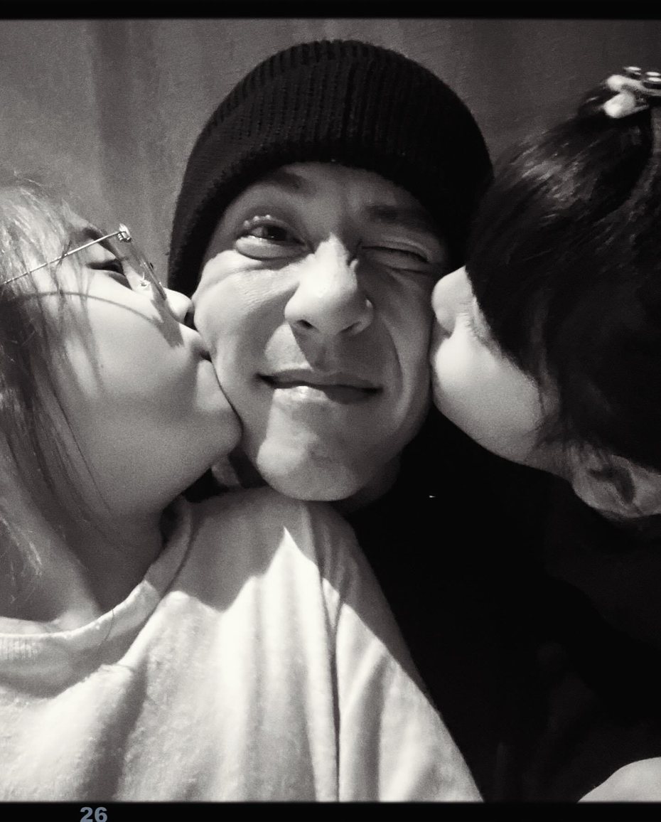 修杰楷分享兩個女兒獻吻的甜蜜照。圖／摘自臉書