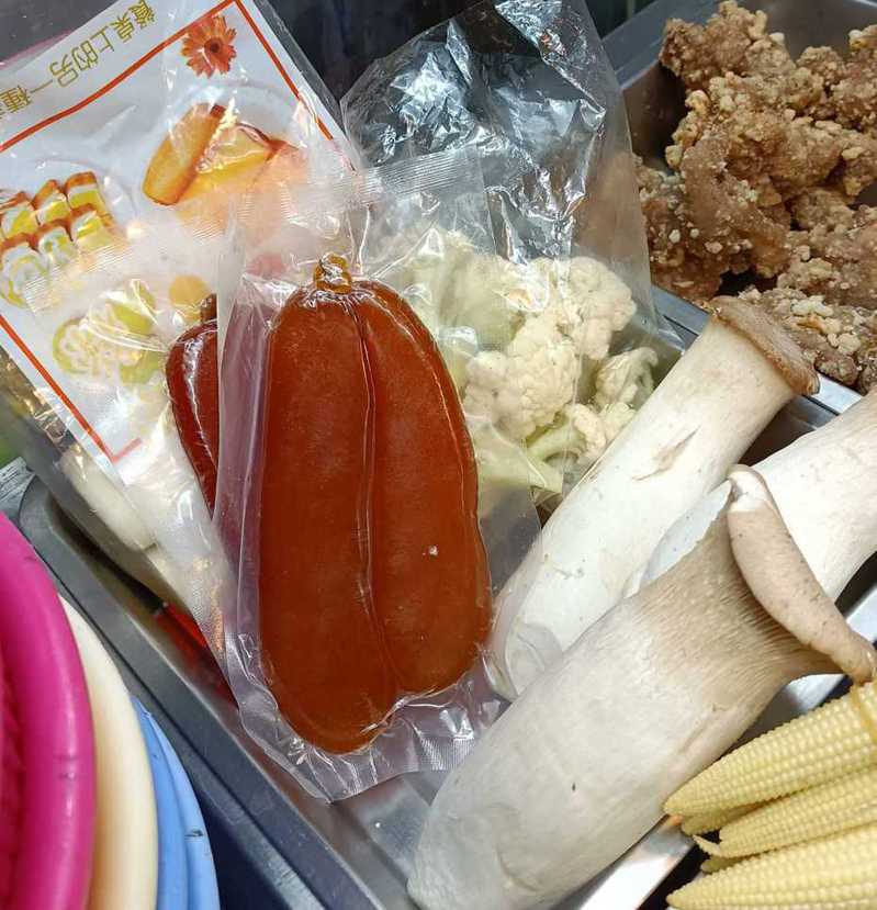 一名台南網友分享，這家鹹酥雞攤居然有賣一整片烏魚子，且只要300元，讓眾人十分心動。圖片來源／翻攝自Facebook社團「爆廢1公社」