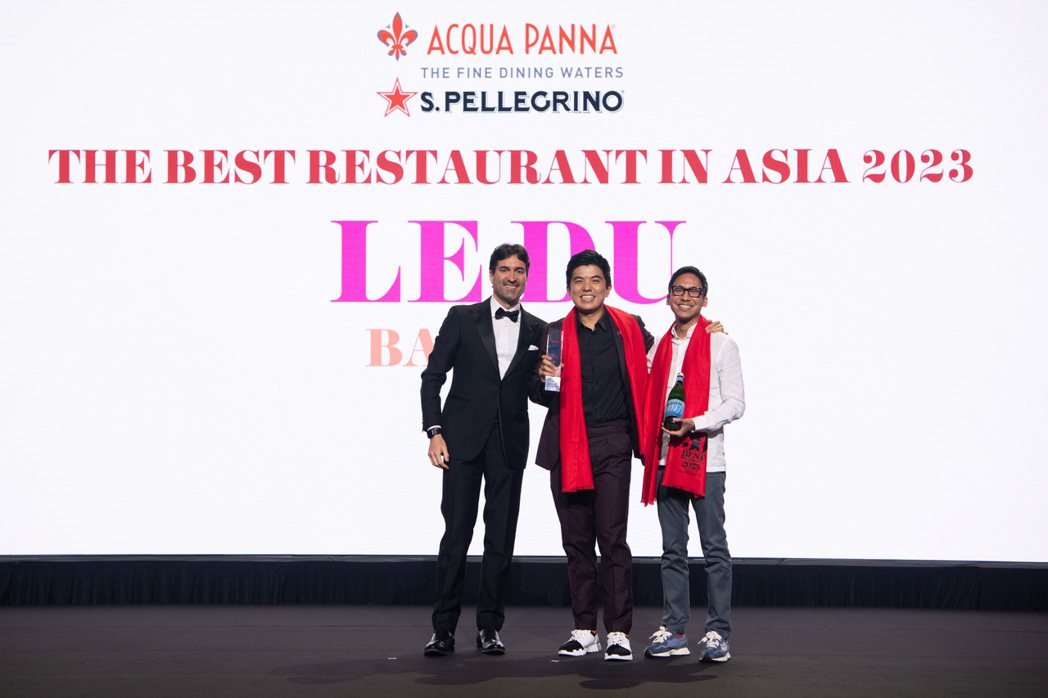 「Le Du」於2023「亞洲50最佳餐廳」排名第一，Chef Ton（中）親赴...