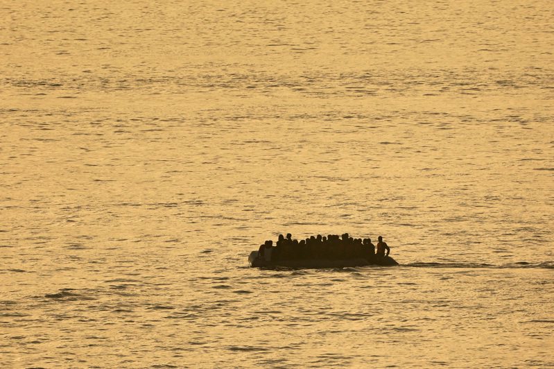 英國政府數據顯示，去年通過乘小船從歐洲大陸穿越英吉利海峽抵達英國的移民數量下降了36％。圖為法國救援船「阿貝耶·諾曼底」號上，一群移民正試圖從法國北部海岸穿越英吉利海峽。路透資料照