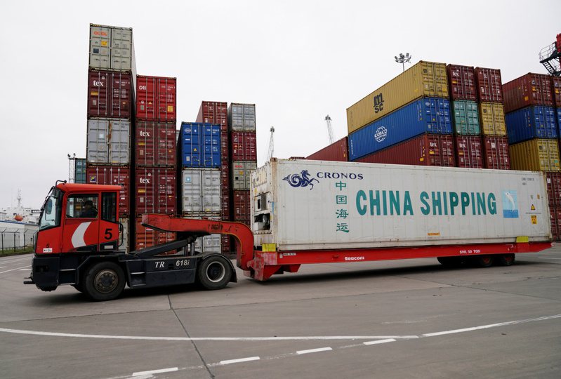 拜登政府考慮延長川普政府時期對中國大陸輸美商品加徵的高關稅，規模約三千億美元。圖為中國出口貨櫃。（路透）