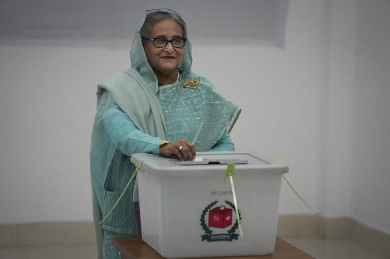 孟加拉國民議會選舉今天投票，總理哈希納篤定能贏得第5個任期，繼續掌權。哈希納在與姊妹、女兒一起到達卡城市學院投完票後，告訴守候的記者說：「孟加拉民族主義黨是恐怖組織」。美聯社
