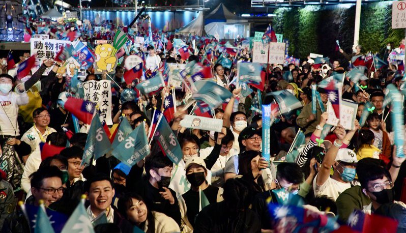 選前最後一個假日藍綠白高雄大拚場，台灣民眾黨選在鼓山區封路舉辦「相信美好台灣、改變從高雄開始」造勢晚會，大批熱情支持者以實際行動到場力挺。中央社