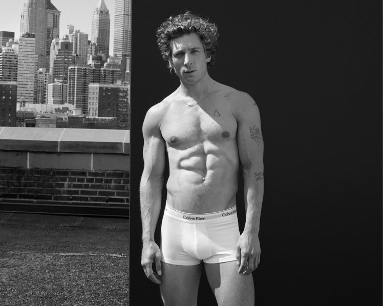 男星Jeremy Allen White為時尚品牌Calvin Klein拍攝春季形象廣告，秀出一身精壯肌肉好身材。圖／Calvin Klein提供