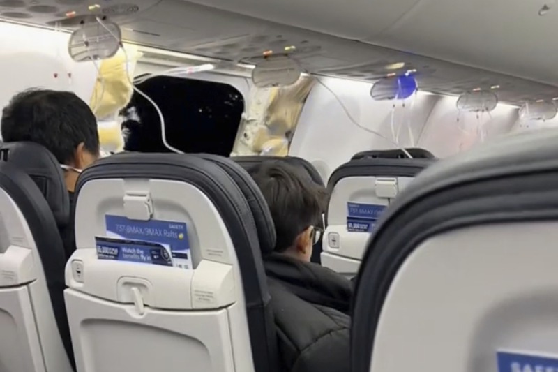 阿拉斯加航空一架載了171名乘客的波音737 Max 9客機5日在飛至1萬6000英尺高空時，機艙突然破一個大洞，一名男童身上的襯衫被吸飛出去，乘客的手機、泰迪熊也飛走。美聯社