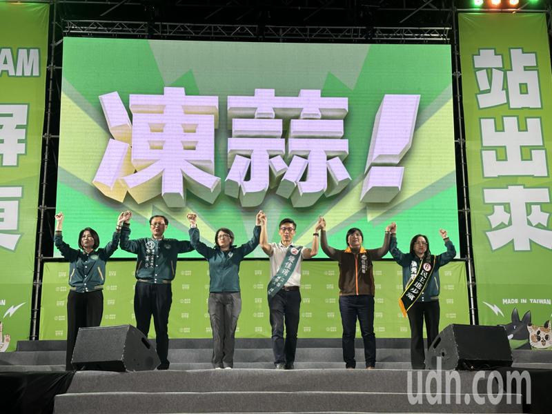 民進黨副總統候選人蕭美琴（左三）今傍晚在屏東參加美德贏台灣選前造勢大會，與立委候選人鍾佳濱（右三）、徐富癸（左二）、伍麗華（右二）及列不分區的張秀君（右一）一起造勢。記者劉星君／攝影