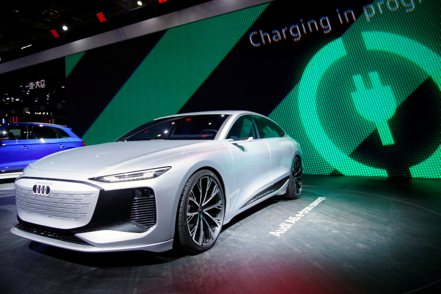 奧迪（Audi）延後了規模宏大的電動車發布計畫，以免在電動車銷售成長趨緩之際，增加工廠和經銷商的負擔。（路透通訊社）