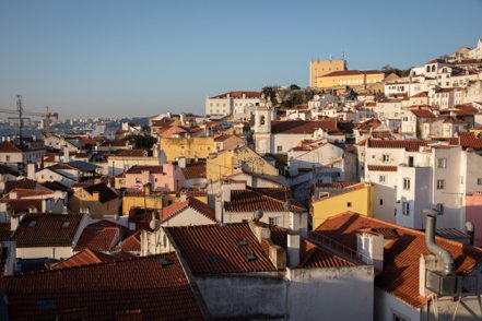 葡萄牙政府為遏止房價不斷攀升，終止以投資不動產取得黃金簽證、減少新居民優稅等計畫，但仍難擋漲價趨勢。（彭博資訊）