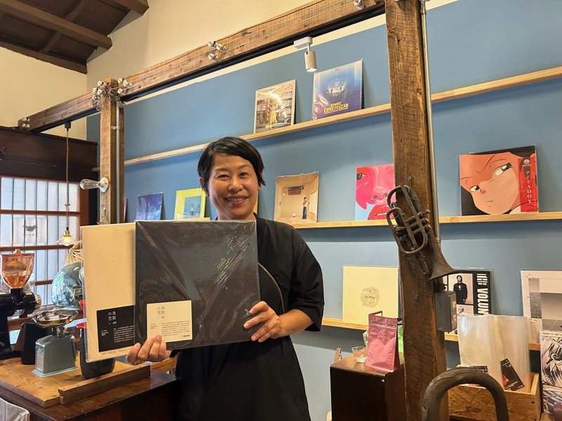 鍾慧君在台東市區開設「孤獨唱片博物館」，專賣黑膠唱片與音樂體驗。記者徐白櫻／攝影