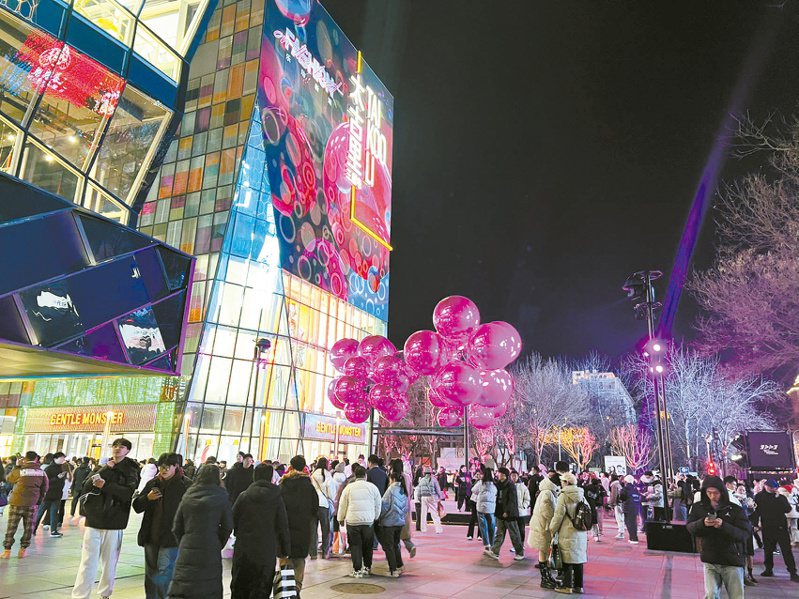 跨年夜，北京三里屯巨大的玫紅色氣球狀藝術裝置點亮商圈。圖／本報北京傳真