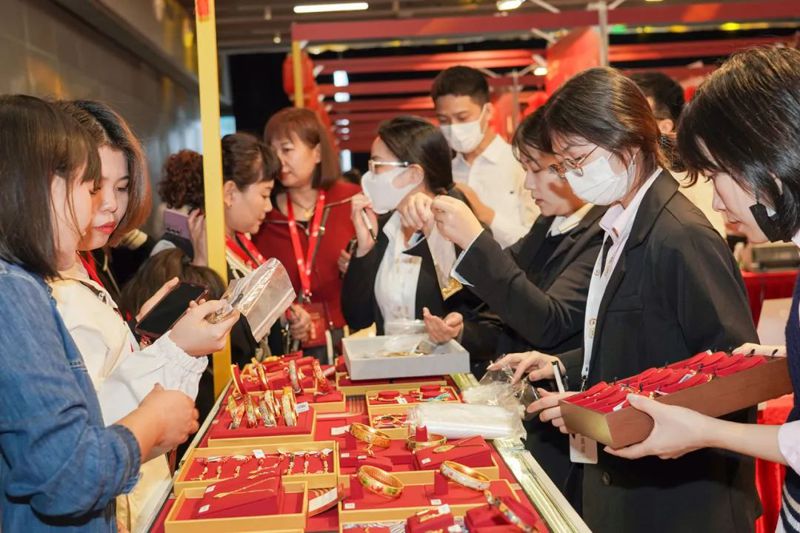 中國黃金新年專供展銷會1月3日在深圳舉辦，為期兩天，現場人潮反映出當前大陸的黃金消費熱。圖／取自中國黃金協會官網