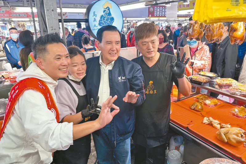 前總統馬英九（右二）昨天到台南陪立委候選人陳以信（左一）到市場拜票。記者李文德／攝影