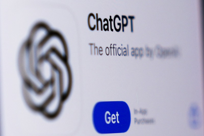 微軟投資的OpenAI推出聊天機器人ChatGPT，大獲成功，但也伴隨著作權爭端；圖為顯示ChatGPT標誌的螢幕。美聯社