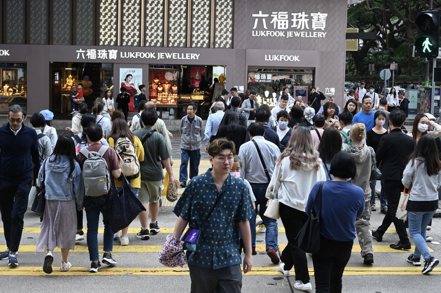 一項報告指出，香港貧富懸殊問題惡化，去年首季，兩者差距已達57倍，超過136萬人處於貧窮狀態。示意圖。 中新社