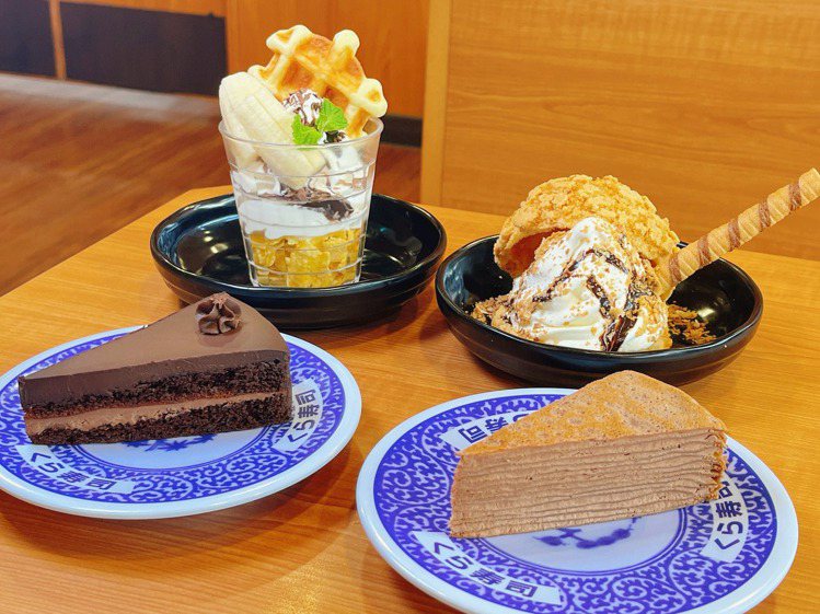 藏壽司「巧克力泡芙塔」強勢回歸。圖為往年推出的巧克力甜點。圖／藏壽司提供