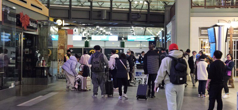 僑胞紛紛搭機回台灣投票，深夜的加拿大溫哥華機場不時聽到親切的台灣口音，僑胞都說神聖一票千萬不要浪費了。中央社