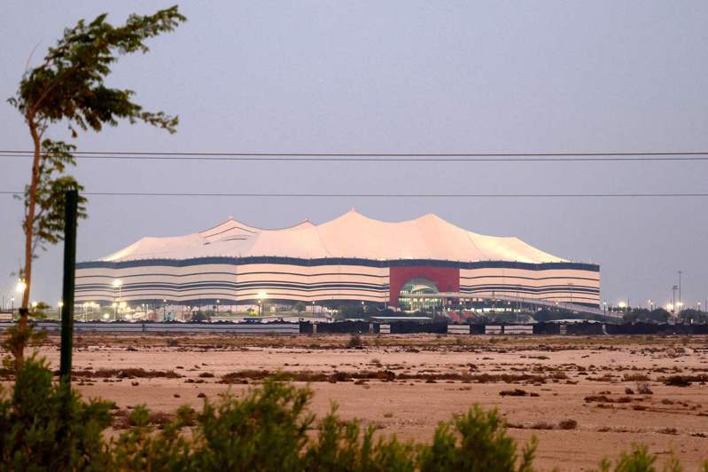 西班牙足球迷桑傑士2022年自馬德里徒步前往卡達觀賞世界盃足球賽，卻在伊朗被以間諜罪名逮捕，拘留在監獄15個月。在外交努力下近日獲釋，2日返抵國門與親友團圓。圖為2022年舉行足球世界盃比賽的Al-Bayt體育場。法新社