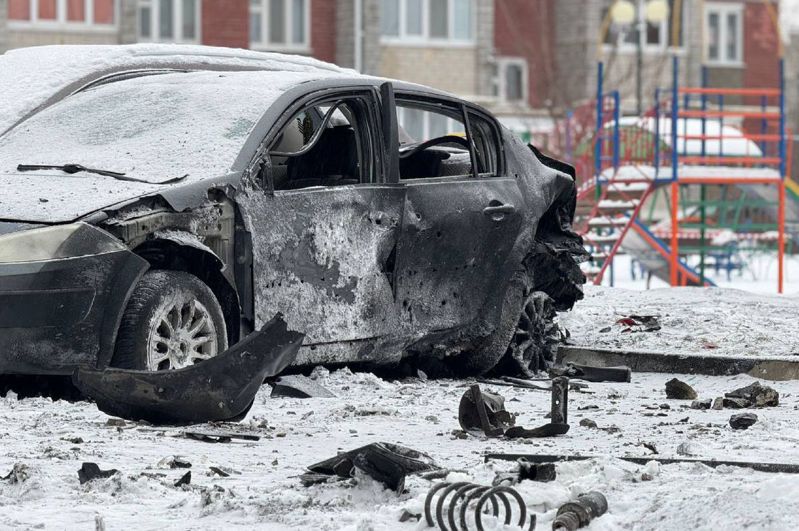 貝爾哥羅德州州長今天表示，受烏克蘭空襲影響，俄羅斯當局疏散邊界城市貝爾哥羅德約300名居民。俄羅斯今天上午尖峰時間對烏克蘭各地展開大規模飛彈攻擊，造成多人受傷。圖為貝爾哥羅德州遭導彈襲擊後，一輛被毀壞的汽車。法新社