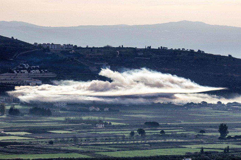 安全消息人士告訴路透社，以色列今天攻擊黎巴嫩南部，造成真主黨旗下精英的拉德萬部隊一名高級指揮官死亡。圖為1月8日，以色列轟炸黎巴嫩南部與以色列邊境附近的希亞姆平原，濃煙滾滾。法新社