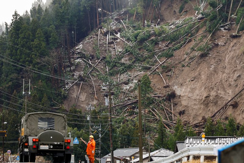 日本石川县轮岛市中心的轮岛棒球场附近观测到山崩迹象，当局已紧急向周边75户发布避难令，目前有关人员均完成撤离。路透(photo:UDN)