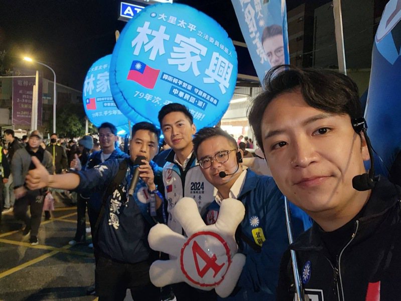 台中市國民黨立委候選人羅廷瑋（右）等四人，在柯文哲造勢會場尋求支持。圖／民眾黨市黨部提供