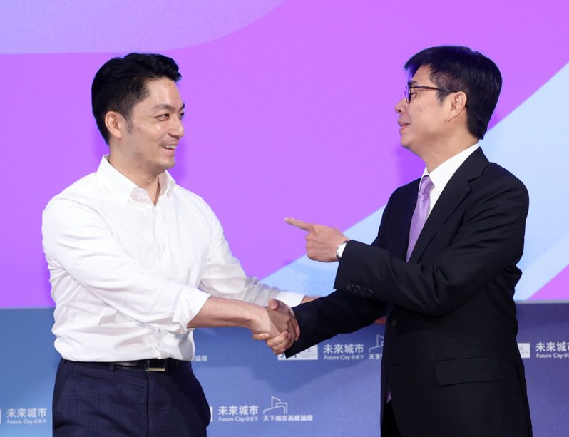 台北市長蔣萬安（左）先前與高雄市長陳其邁（右），同台出席「天下城市高峰論壇」。圖／報系資料照