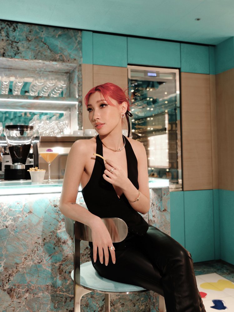 新生代創作才女Karencici配戴Tiffany T系列作品享用Blue Box Café Taipei。圖／Tiffany提供