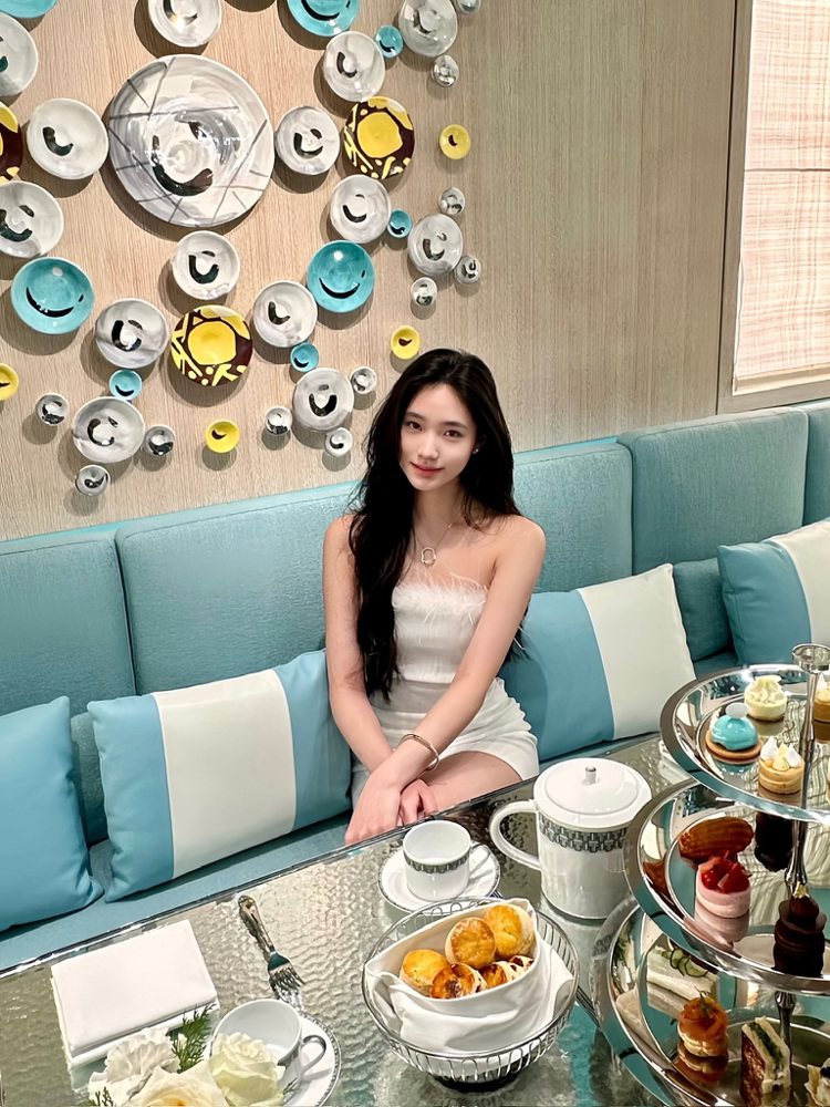 Lily許韶恩配戴Tiffany T系列珠寶享用Blue Box Café Taipei。圖／Tiffany提供