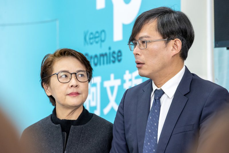 民眾黨不分區立委候選人黃珊珊（左）、黃國昌（右）。圖/聯合報系資料照