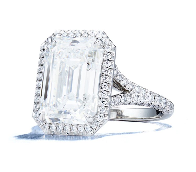 佛蘿倫絲普伊配戴的Tiffany鉑金鋪鑲主石逾6克拉鑽石戒指。圖／Tiffany提供