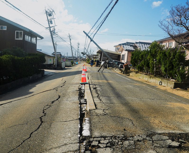 石川縣西荒屋（Nishiaraya）一處道路在震災過後受損；攝於8日。路透