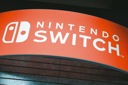 日本遊戲機大廠任天堂預計今年推出新款Switch搶市，傳將大漲價，漲幅達33%，台廠供應鏈可望受惠。（路透）