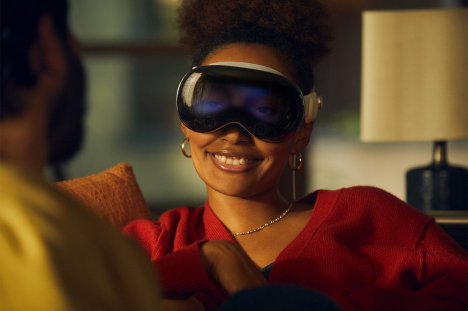 蘋果頭戴裝置Vision Pro無預警在2月開賣，搭載EyeSight功能，可幫助用戶與周圍的人保持連結。（翻攝自蘋果官網）